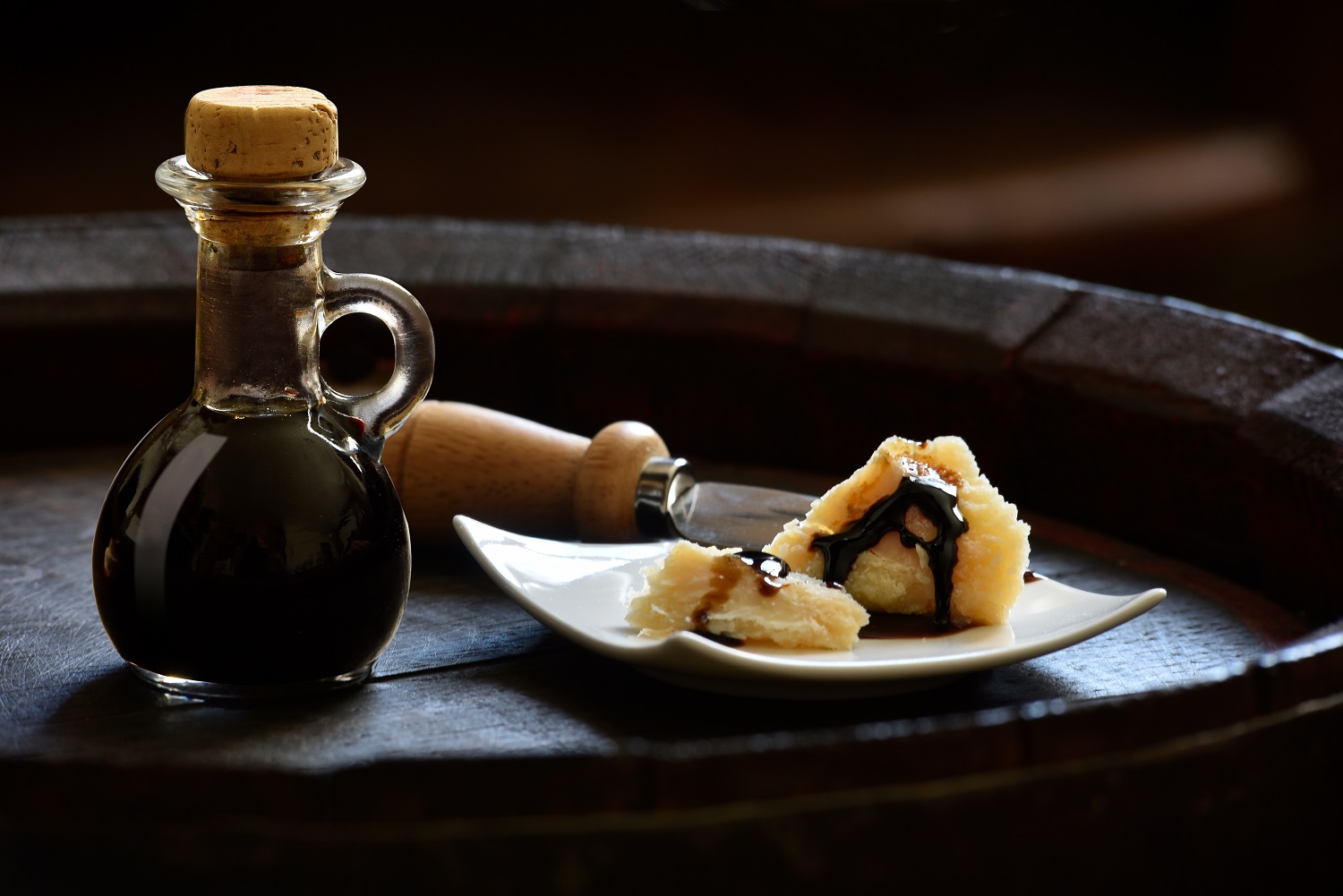 Balsamic,Vinegar,Of,Modena,With,Parmesan,Flakes,Set,On,Plates